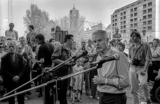 PDS Demo Deutschland, Berlin, 24.04.1993, Hans Modrow, (PDS), Demo gegen Abriss des Palast der Republik, Â *** PDS Rally, Germany, Berlin, April 24, 1993, Hans Modrow, PDS, Rally against the demolition of the Palace of the Republic, Â
