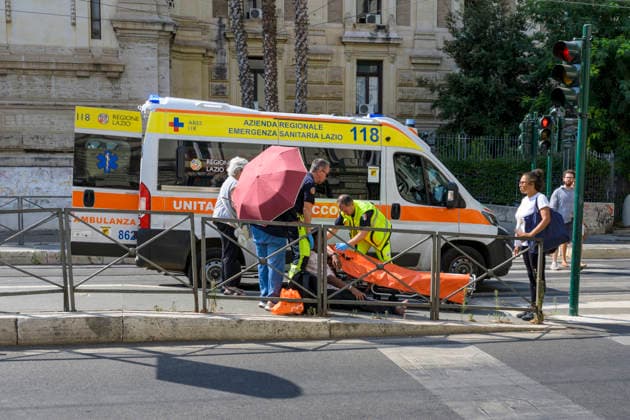 August 2, 2026, Rome, Italy: Health workers during an emergency operation to treat a tourist who fell ill during the hottest hours of the first day of the fourth heat wave currently affecting Italy and Rome. Italy is facing the peak of the fourth severe heat wave of the summer, fueled by the persistent African anticyclone and record temperatures in the Mediterranean Sea, which are amplifying water and climate emergencies in the Po Valley and central Italy. Rome Italy - ZUMAv147 20260802_zip_v147_002 Copyright: xMarcelloxValerix