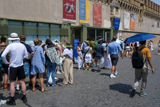 August 2, 2026, Rome, Italy: People queuing to enter Castel Sant Angelo shield themselves as best they can from the sun s rays on the first day of the fourth heat wave hitting Italy and Rome. Italy is facing the peak of the fourth severe heat wave of the summer, fueled by the persistent African anticyclone and record temperatures in the Mediterranean Sea, which are amplifying water and climate emergencies in the Po Valley and central Italy. Rome Italy  - ZUMAv147 20260802_zip_v147_009 Copyright: xMarcelloxValerix