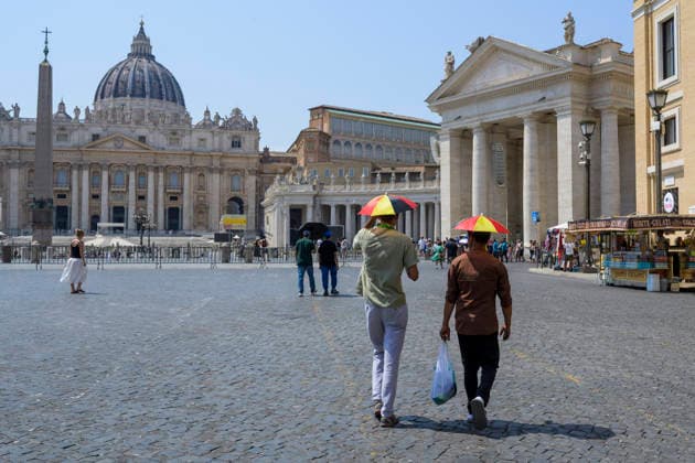 News Bilder des Tages August 2, 2026, Rome, Italy: Two men wear hats with umbrellas to shield their heads from the sun s rays in St. Peter s Square with St. Peter s Basilica in the background on the first day of the peak of the fourth heat wave currently affecting Italy and Rome. Italy is facing the peak of the fourth severe heat wave of the summer, fueled by the persistent African anticyclone and record temperatures in the Mediterranean Sea, which are amplifying water and climate emergencies in the Po Valley and central Italy. Rome Italy - ZUMAv147 20260802_zip_v147_011 Copyright: xMarcelloxValerix