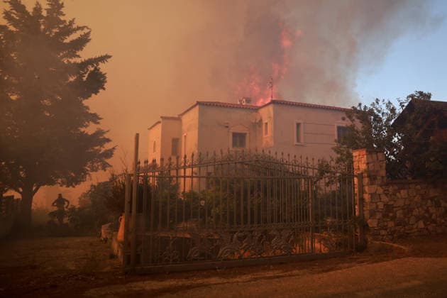 News Bilder des Tages Firefighters battle wildfire in Greece s Viotia VIOTIA, GREECE - AUGUST 2: A man runs as a wildfire burns near Porto Germeno, 70 kilometres northwest of Athens, in the region of Viotia, Greece, on August 2, 2026. Costas Baltas Anadolu Athens Greece. Editorial use only. Please get in touch for any other usage.  Copyright: x2026xAnadoluxCostasxBaltasx