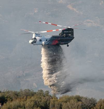 News Bilder des Tages Aircraft Tackling California Wildfires Aircraft have been called to assist in fighting numerous fires throughout California. As fire behavior changes, so does the need for aircraft. Cal-Fire has added some C-130s to its fleet. Coulson Aviation has added CH-47 Chinooks that can carry up to 4,000 gallons of water or retardant. These aircraft have helped knockdown numerous fires and have prevented them from spreading. 31 Aug 2026 Pictured: Coulson Aviation CH-47 Chinook working the Grade fire. Photo credit: Ryan Grothe MEGA TheMegaAgency.com sales@mega.global  Copyright: xThexMegaxAgencyxRyanxGrothex xMEGAx