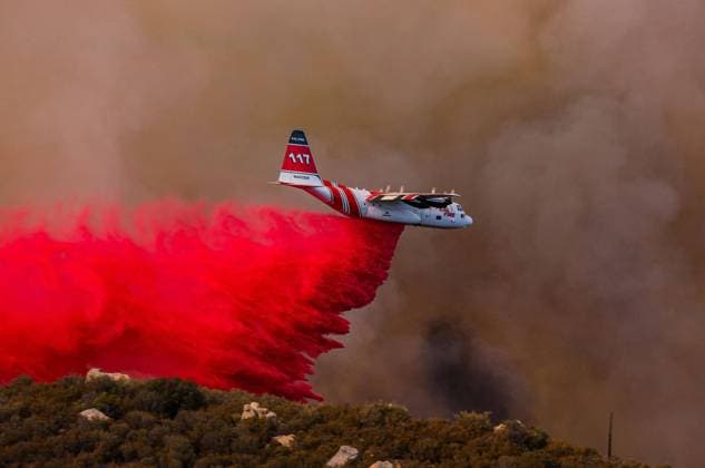 News Bilder des Tages Aircraft Tackling California Wildfires Aircraft have been called to assist in fighting numerous fires throughout California. As fire behavior changes, so does the need for aircraft. Cal-Fire has added some C-130s to its fleet. Coulson Aviation has added CH-47 Chinooks that can carry up to 4,000 gallons of water or retardant. These aircraft have helped knockdown numerous fires and have prevented them from spreading. 31 Aug 2026 Pictured: The newest Cal-Fire C-130 Tanker 117 working the Grade fire. Photo credit: Ryan Grothe MEGA TheMegaAgency.com sales@mega.global  Copyright: xThexMegaxAgencyxRyanxGrothex xMEGAx