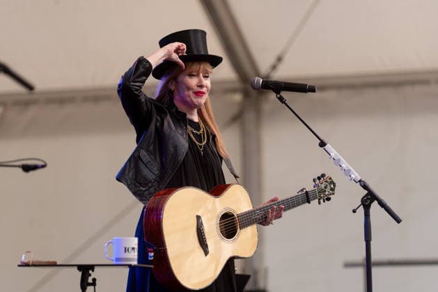 Entertainment Bilder des Tages Suzanne Vega in concert at Cambridge Folk Festival at Cherry Hinton Hall Park in Cambridge, UK on 02 August 2026 Suzanne Vega performing with Suzanne Vega in concert at Cambridge Folk Festival at Cherry Hinton Hall Park in Cambridge, UK on 02 August 2026, Credit:Stephen Keable Avalon UK, Cambridgeshire, Cambridge, Cherry Hinton Hall Park  Copyright: xStephenxKeablex xAvalonx 1120336374