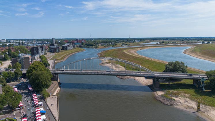 News Bilder des Tages Severe drought conditions affect the Netherlands DEVENTER, NETHERLANDS - AUGUST 2: Prolonged drought and unusually low water levels affect parts of Deventer, the Netherlands, on August 2, 2026. The drought has created challenges for rivers, waterways and daily activities. The dry conditions have raised concerns about their impact on transport and water management across the country. Mouneb Taim Anadolu Deventer Netherlands. Editorial use only. Please get in touch for any other usage.  Copyright: x2026xAnadoluxMounebxTaimx