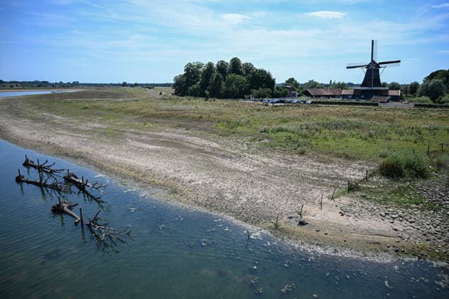 News Bilder des Tages Severe drought conditions affect the Netherlands DEVENTER, NETHERLANDS - AUGUST 2: Prolonged drought and unusually low water levels affect parts of the Netherlands, creating challenges for rivers, waterways and daily activities in Deventer, Netherlands on August 2, 2026. The dry conditions have raised concerns over the impact on transport and water management across the country. Mouneb Taim Anadolu Deventer Netherlands. Editorial use only. Please get in touch for any other usage.  Copyright: x2026xAnadoluxMounebxTaimx
