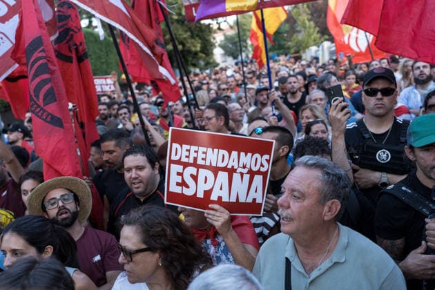 March organized by the Spanish Civil Society platform outside the Moroccan Embassy in Madrid to protest the events in Ceuta. Dozens of people during a demonstration outside the Moroccan Embassy in Madrid on August 2, 2026, in Madrid, Spain. The protest follows a migration crisis in Ceuta, with tens of thousands of people entering irregularly from Morocco and a death toll of several dozen people who died while attempting to swim across, according to local authorities. AUGUST 2, 2026 PROTEST MIGRATION MIGRANTS SPANISH FLAG NATIONAL POLICE Diego Radamé Madrid Madrid, Spain  Copyright: xDiegoxRadamÃ sx 7699620