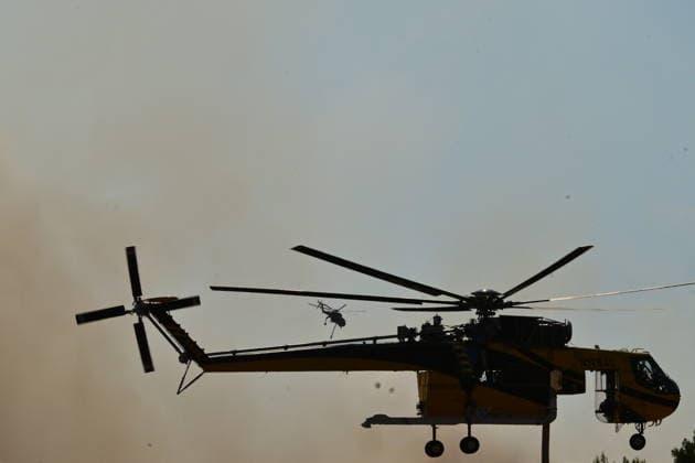 Wildfire spreads in Greece s Attica region - Helicopters and Firefighters try to extinguish wildfire burning for 3d day in Attica, Greece, on Aug. 2, 2026. During the operation, two crew have died after two firefighting helicopters collided. A British pilot and a Greek crew member survived the crash, and have been taken to hospital for treatment. The collision happened in Psatha, a coastal area west of Athens. The fire continues to burn in the Megara area with a new front detected in the Industrial Area. IMAGO ONE INCH PRODUCTION ATHENS GREECE Copyright: xOnexInchxProductionsx 7049599