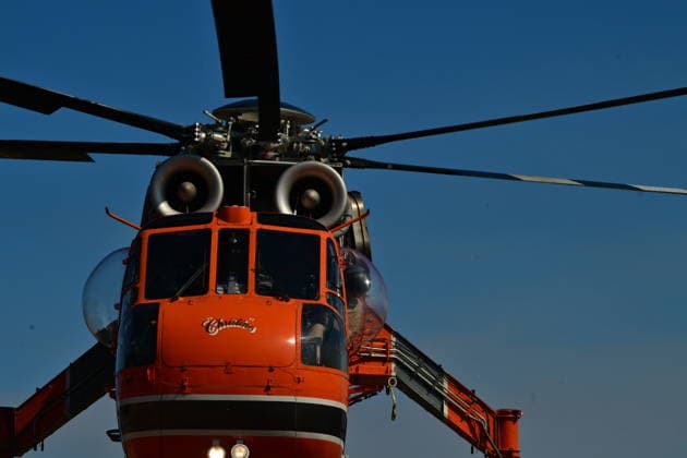 Wildfire spreads in Greece s Attica region - Helicopters and Firefighters try to extinguish wildfire burning for 3d day in Attica, Greece, on Aug. 2, 2026. During the operation, two crew have died after two firefighting helicopters collided. A British pilot and a Greek crew member survived the crash, and have been taken to hospital for treatment. The collision happened in Psatha, a coastal area west of Athens. The fire continues to burn in the Megara area with a new front detected in the Industrial Area. IMAGO ONE INCH PRODUCTION ATHENS GREECE Copyright: xOnexInchxProductionsx 7049621
