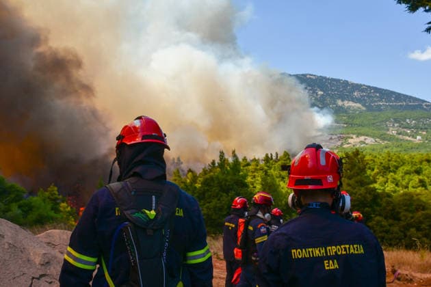 Wildfire spreads in Greece s Attica region - Helicopters and Firefighters try to extinguish wildfire burning for 3d day in Attica, Greece, on Aug. 2, 2026. During the operation, two crew have died after two firefighting helicopters collided. A British pilot and a Greek crew member survived the crash, and have been taken to hospital for treatment. The collision happened in Psatha, a coastal area west of Athens. The fire continues to burn in the Megara area with a new front detected in the Industrial Area. IMAGO ONE INCH PRODUCTION ATHENS GREECE Copyright: xOnexInchxProductionsx 7049506