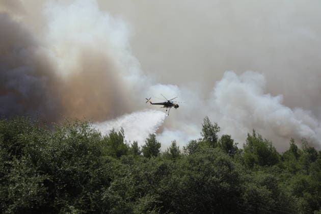 Wildfire spreads in Greece s Attica region - Helicopters and Firefighters try to extinguish wildfire burning for 3d day in Attica, Greece, on Aug. 2, 2026. During the operation, two crew have died after two firefighting helicopters collided. A British pilot and a Greek crew member survived the crash, and have been taken to hospital for treatment. The collision happened in Psatha, a coastal area west of Athens. The fire continues to burn in the Megara area with a new front detected in the Industrial Area. IMAGO ONE INCH PRODUCTION ATHENS GREECE Copyright: xOnexInchxProductionsx 7049533