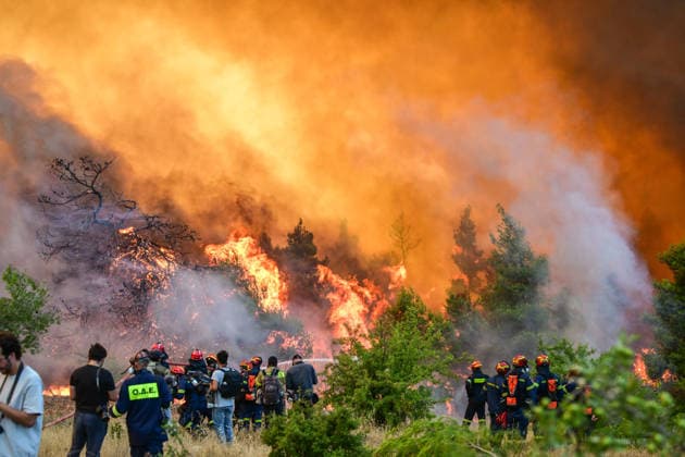 Wildfire spreads in Greece s Attica region - Helicopters and Firefighters try to extinguish wildfire burning for 3d day in Attica, Greece, on Aug. 2, 2026. During the operation, two crew have died after two firefighting helicopters collided. A British pilot and a Greek crew member survived the crash, and have been taken to hospital for treatment. The collision happened in Psatha, a coastal area west of Athens. The fire continues to burn in the Megara area with a new front detected in the Industrial Area. IMAGO ONE INCH PRODUCTION ATHENS GREECE Copyright: xOnexInchxProductionsx 7049564