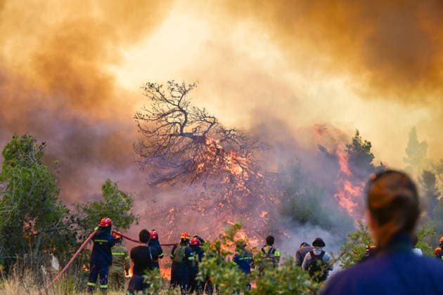 Wildfire spreads in Greece s Attica region - Helicopters and Firefighters try to extinguish wildfire burning for 3d day in Attica, Greece, on Aug. 2, 2026. During the operation, two crew have died after two firefighting helicopters collided. A British pilot and a Greek crew member survived the crash, and have been taken to hospital for treatment. The collision happened in Psatha, a coastal area west of Athens. The fire continues to burn in the Megara area with a new front detected in the Industrial Area. IMAGO ONE INCH PRODUCTION ATHENS GREECE Copyright: xOnexInchxProductionsx 7049566