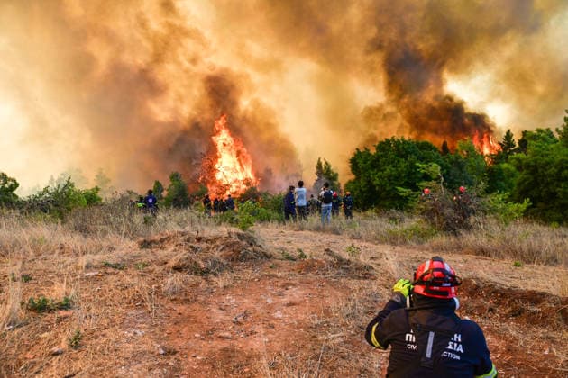 News Bilder des Tages Wildfire spreads in Greece s Attica region - Helicopters and Firefighters try to extinguish wildfire burning for 3d day in Attica, Greece, on Aug. 2, 2026. During the operation, two crew have died after two firefighting helicopters collided. A British pilot and a Greek crew member survived the crash, and have been taken to hospital for treatment. The collision happened in Psatha, a coastal area west of Athens. The fire continues to burn in the Megara area with a new front detected in the Industrial Area. IMAGO ONE INCH PRODUCTION ATHENS GREECE Copyright: xOnexInchxProductionsx 7049568