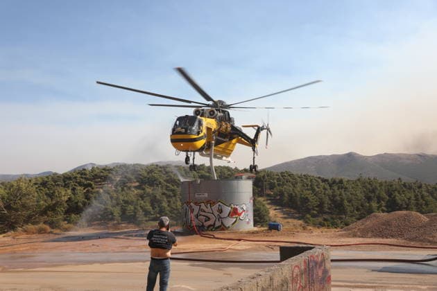 Wildfire spreads in Greece s Attica region - Helicopters and Firefighters try to extinguish wildfire burning for 3d day in Attica, Greece, on Aug. 2, 2026. During the operation, two crew have died after two firefighting helicopters collided. A British pilot and a Greek crew member survived the crash, and have been taken to hospital for treatment. The collision happened in Psatha, a coastal area west of Athens. The fire continues to burn in the Megara area with a new front detected in the Industrial Area. IMAGO ONE INCH PRODUCTION ATHENS GREECE Copyright: xOnexInchxProductionsx 7049591