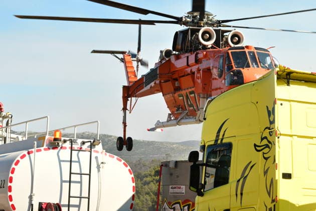 Wildfire spreads in Greece s Attica region - Helicopters and Firefighters try to extinguish wildfire burning for 3d day in Attica, Greece, on Aug. 2, 2026. During the operation, two crew have died after two firefighting helicopters collided. A British pilot and a Greek crew member survived the crash, and have been taken to hospital for treatment. The collision happened in Psatha, a coastal area west of Athens. The fire continues to burn in the Megara area with a new front detected in the Industrial Area. IMAGO ONE INCH PRODUCTION ATHENS GREECE Copyright: xOnexInchxProductionsx 7049596