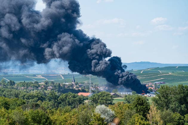 Großbrand in Industriebetrieb mehrere Gebäude in Vollbrand Anwohner evakuiert rund 200 Einsatzkräfte im Einsatz Am 02.08.2026 kam es gegen 16:30 Uhr zu einem Großbrand in einem Industriebetrieb in Sprendlingen-Gensingen, Ortsteil Sprendlingen. Mehrere Gebäude eines kunststoffverarbeitenden Betriebs in der Gau-Bickelheimer Straße stehen in Vollbrand, Flammen schlugen meterhoch aus dem Gebäude. Die Feuerwehr befindet sich im Großeinsatz, unterstützt von Einheiten des Katastrophenschutzes, THW und Polizei. Angrenzende Wohnhäuser wurden geräumt, die Bevölkerung wurde über Warnapps vor Geruchsbelästigung und Sichtbehinderungen gewarnt. Sprendlingen-Gensingen Sprendlingen Rheinland-Pfalz Deutschland *** Major Fire at Ind