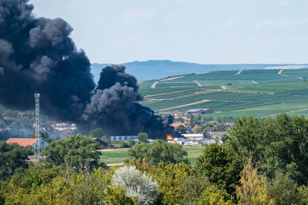 Großbrand in Industriebetrieb mehrere Gebäude in Vollbrand Anwohner evakuiert rund 200 Einsatzkräfte im Einsatz Am 02.08.2026 kam es gegen 16:30 Uhr zu einem Großbrand in einem Industriebetrieb in Sprendlingen-Gensingen, Ortsteil Sprendlingen. Mehrere Gebäude eines kunststoffverarbeitenden Betriebs in der Gau-Bickelheimer Straße stehen in Vollbrand, Flammen schlugen meterhoch aus dem Gebäude. Die Feuerwehr befindet sich im Großeinsatz, unterstützt von Einheiten des Katastrophenschutzes, THW und Polizei. Angrenzende Wohnhäuser wurden geräumt, die Bevölkerung wurde über Warnapps vor Geruchsbelästigung und Sichtbehinderungen gewarnt. Sprendlingen-Gensingen Sprendlingen Rheinland-Pfalz Deutschland *** Major Fire at Ind
