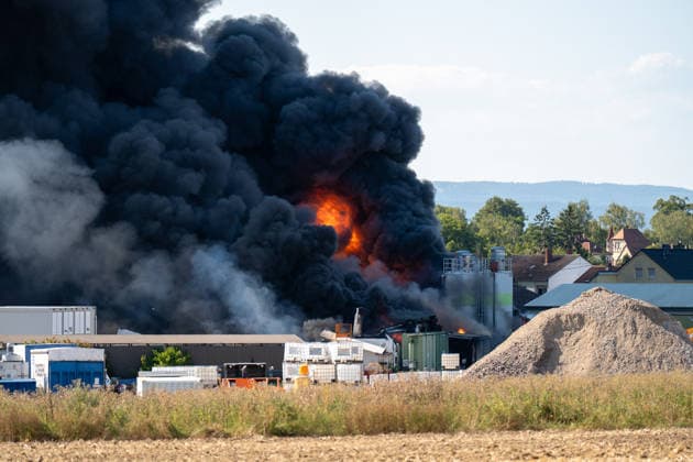 Großbrand in Industriebetrieb mehrere Gebäude in Vollbrand Anwohner evakuiert rund 200 Einsatzkräfte im Einsatz Am 02.08.2026 kam es gegen 16:30 Uhr zu einem Großbrand in einem Industriebetrieb in Sprendlingen-Gensingen, Ortsteil Sprendlingen. Mehrere Gebäude eines kunststoffverarbeitenden Betriebs in der Gau-Bickelheimer Straße stehen in Vollbrand, Flammen schlugen meterhoch aus dem Gebäude. Die Feuerwehr befindet sich im Großeinsatz, unterstützt von Einheiten des Katastrophenschutzes, THW und Polizei. Angrenzende Wohnhäuser wurden geräumt, die Bevölkerung wurde über Warnapps vor Geruchsbelästigung und Sichtbehinderungen gewarnt. Sprendlingen-Gensingen Sprendlingen Rheinland-Pfalz Deutschland *** Major Fire at Ind