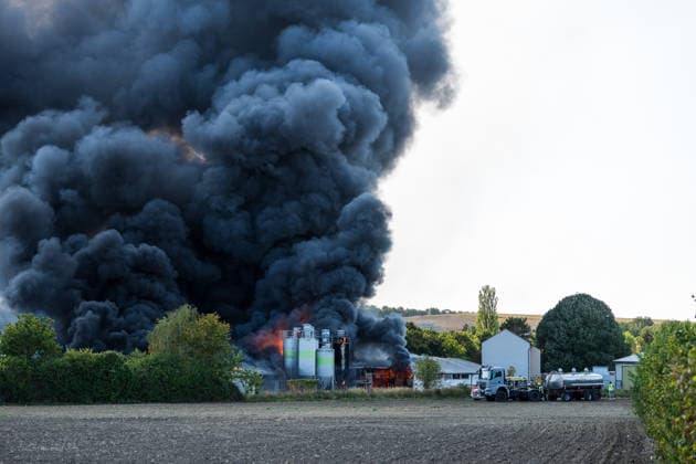 Großbrand in Industriebetrieb mehrere Gebäude in Vollbrand Anwohner evakuiert rund 200 Einsatzkräfte im Einsatz Am 02.08.2026 kam es gegen 16:30 Uhr zu einem Großbrand in einem Industriebetrieb in Sprendlingen-Gensingen, Ortsteil Sprendlingen. Mehrere Gebäude eines kunststoffverarbeitenden Betriebs in der Gau-Bickelheimer Straße stehen in Vollbrand, Flammen schlugen meterhoch aus dem Gebäude. Die Feuerwehr befindet sich im Großeinsatz, unterstützt von Einheiten des Katastrophenschutzes, THW und Polizei. Angrenzende Wohnhäuser wurden geräumt, die Bevölkerung wurde über Warnapps vor Geruchsbelästigung und Sichtbehinderungen gewarnt. Sprendlingen-Gensingen Sprendlingen Rheinland-Pfalz Deutschland *** Major Fire at Ind