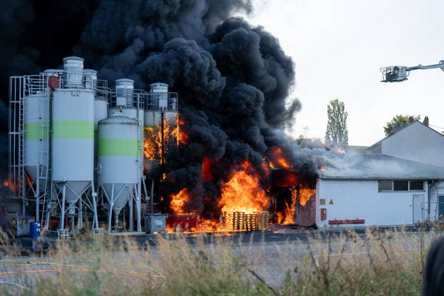 Großbrand in Industriebetrieb mehrere Gebäude in Vollbrand Anwohner evakuiert rund 200 Einsatzkräfte im Einsatz Am 02.08.2026 kam es gegen 16:30 Uhr zu einem Großbrand in einem Industriebetrieb in Sprendlingen-Gensingen, Ortsteil Sprendlingen. Mehrere Gebäude eines kunststoffverarbeitenden Betriebs in der Gau-Bickelheimer Straße stehen in Vollbrand, Flammen schlugen meterhoch aus dem Gebäude. Die Feuerwehr befindet sich im Großeinsatz, unterstützt von Einheiten des Katastrophenschutzes, THW und Polizei. Angrenzende Wohnhäuser wurden geräumt, die Bevölkerung wurde über Warnapps vor Geruchsbelästigung und Sichtbehinderungen gewarnt. Sprendlingen-Gensingen Sprendlingen Rheinland-Pfalz Deutschland *** Major Fire at Ind
