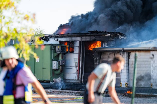 Großbrand in Industriebetrieb mehrere Gebäude in Vollbrand Anwohner evakuiert rund 200 Einsatzkräfte im Einsatz Am 02.08.2026 kam es gegen 16:30 Uhr zu einem Großbrand in einem Industriebetrieb in Sprendlingen-Gensingen, Ortsteil Sprendlingen. Mehrere Gebäude eines kunststoffverarbeitenden Betriebs in der Gau-Bickelheimer Straße stehen in Vollbrand, Flammen schlugen meterhoch aus dem Gebäude. Die Feuerwehr befindet sich im Großeinsatz, unterstützt von Einheiten des Katastrophenschutzes, THW und Polizei. Angrenzende Wohnhäuser wurden geräumt, die Bevölkerung wurde über Warnapps vor Geruchsbelästigung und Sichtbehinderungen gewarnt. Sprendlingen-Gensingen Sprendlingen Rheinland-Pfalz Deutschland *** Major Fire at Ind