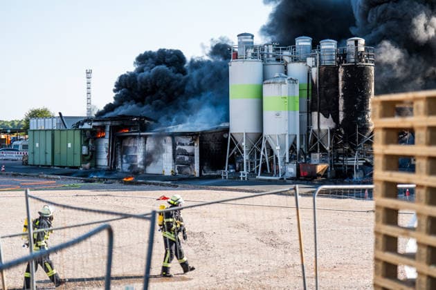 Großbrand in Industriebetrieb mehrere Gebäude in Vollbrand Anwohner evakuiert rund 200 Einsatzkräfte im Einsatz Am 02.08.2026 kam es gegen 16:30 Uhr zu einem Großbrand in einem Industriebetrieb in Sprendlingen-Gensingen, Ortsteil Sprendlingen. Mehrere Gebäude eines kunststoffverarbeitenden Betriebs in der Gau-Bickelheimer Straße stehen in Vollbrand, Flammen schlugen meterhoch aus dem Gebäude. Die Feuerwehr befindet sich im Großeinsatz, unterstützt von Einheiten des Katastrophenschutzes, THW und Polizei. Angrenzende Wohnhäuser wurden geräumt, die Bevölkerung wurde über Warnapps vor Geruchsbelästigung und Sichtbehinderungen gewarnt. Sprendlingen-Gensingen Sprendlingen Rheinland-Pfalz Deutschland *** Major Fire at Ind
