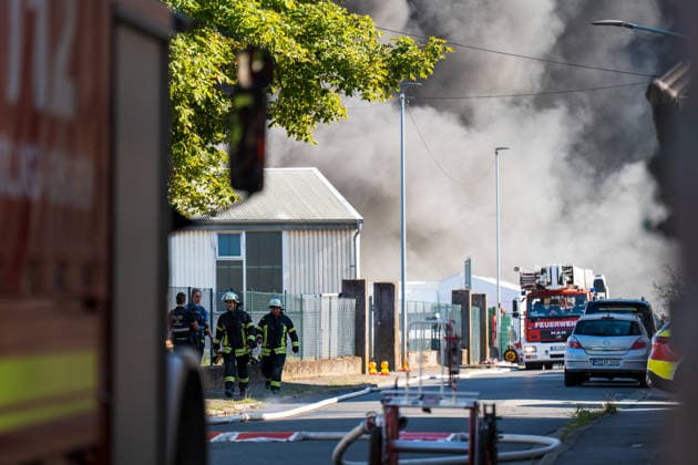 Großbrand in Industriebetrieb mehrere Gebäude in Vollbrand Anwohner evakuiert rund 200 Einsatzkräfte im Einsatz Am 02.08.2026 kam es gegen 16:30 Uhr zu einem Großbrand in einem Industriebetrieb in Sprendlingen-Gensingen, Ortsteil Sprendlingen. Mehrere Gebäude eines kunststoffverarbeitenden Betriebs in der Gau-Bickelheimer Straße stehen in Vollbrand, Flammen schlugen meterhoch aus dem Gebäude. Die Feuerwehr befindet sich im Großeinsatz, unterstützt von Einheiten des Katastrophenschutzes, THW und Polizei. Angrenzende Wohnhäuser wurden geräumt, die Bevölkerung wurde über Warnapps vor Geruchsbelästigung und Sichtbehinderungen gewarnt. Sprendlingen-Gensingen Sprendlingen Rheinland-Pfalz Deutschland *** Major Fire at Ind