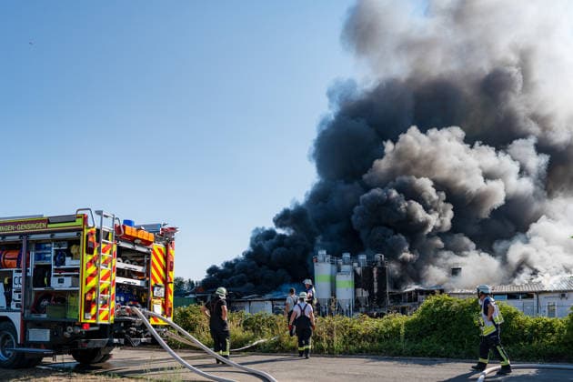 Großbrand in Industriebetrieb mehrere Gebäude in Vollbrand Anwohner evakuiert rund 200 Einsatzkräfte im Einsatz Am 02.08.2026 kam es gegen 16:30 Uhr zu einem Großbrand in einem Industriebetrieb in Sprendlingen-Gensingen, Ortsteil Sprendlingen. Mehrere Gebäude eines kunststoffverarbeitenden Betriebs in der Gau-Bickelheimer Straße stehen in Vollbrand, Flammen schlugen meterhoch aus dem Gebäude. Die Feuerwehr befindet sich im Großeinsatz, unterstützt von Einheiten des Katastrophenschutzes, THW und Polizei. Angrenzende Wohnhäuser wurden geräumt, die Bevölkerung wurde über Warnapps vor Geruchsbelästigung und Sichtbehinderungen gewarnt. Sprendlingen-Gensingen Sprendlingen Rheinland-Pfalz Deutschland *** Major Fire at Ind