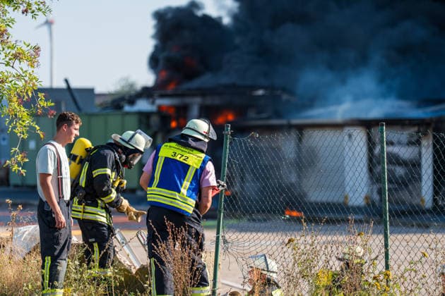 Großbrand in Industriebetrieb mehrere Gebäude in Vollbrand Anwohner evakuiert rund 200 Einsatzkräfte im Einsatz Am 02.08.2026 kam es gegen 16:30 Uhr zu einem Großbrand in einem Industriebetrieb in Sprendlingen-Gensingen, Ortsteil Sprendlingen. Mehrere Gebäude eines kunststoffverarbeitenden Betriebs in der Gau-Bickelheimer Straße stehen in Vollbrand, Flammen schlugen meterhoch aus dem Gebäude. Die Feuerwehr befindet sich im Großeinsatz, unterstützt von Einheiten des Katastrophenschutzes, THW und Polizei. Angrenzende Wohnhäuser wurden geräumt, die Bevölkerung wurde über Warnapps vor Geruchsbelästigung und Sichtbehinderungen gewarnt. Sprendlingen-Gensingen Sprendlingen Rheinland-Pfalz Deutschland *** Major Fire at Ind