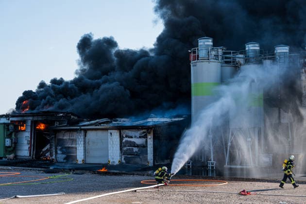 Großbrand in Industriebetrieb mehrere Gebäude in Vollbrand Anwohner evakuiert rund 200 Einsatzkräfte im Einsatz Am 02.08.2026 kam es gegen 16:30 Uhr zu einem Großbrand in einem Industriebetrieb in Sprendlingen-Gensingen, Ortsteil Sprendlingen. Mehrere Gebäude eines kunststoffverarbeitenden Betriebs in der Gau-Bickelheimer Straße stehen in Vollbrand, Flammen schlugen meterhoch aus dem Gebäude. Die Feuerwehr befindet sich im Großeinsatz, unterstützt von Einheiten des Katastrophenschutzes, THW und Polizei. Angrenzende Wohnhäuser wurden geräumt, die Bevölkerung wurde über Warnapps vor Geruchsbelästigung und Sichtbehinderungen gewarnt. Sprendlingen-Gensingen Sprendlingen Rheinland-Pfalz Deutschland *** Major Fire at Ind