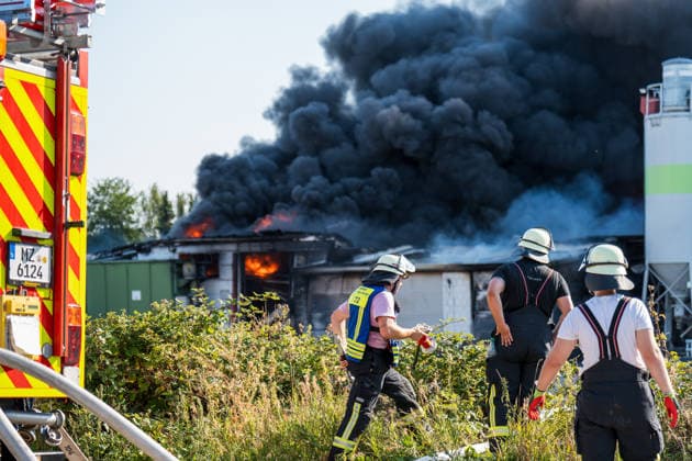 Großbrand in Industriebetrieb mehrere Gebäude in Vollbrand Anwohner evakuiert rund 200 Einsatzkräfte im Einsatz Am 02.08.2026 kam es gegen 16:30 Uhr zu einem Großbrand in einem Industriebetrieb in Sprendlingen-Gensingen, Ortsteil Sprendlingen. Mehrere Gebäude eines kunststoffverarbeitenden Betriebs in der Gau-Bickelheimer Straße stehen in Vollbrand, Flammen schlugen meterhoch aus dem Gebäude. Die Feuerwehr befindet sich im Großeinsatz, unterstützt von Einheiten des Katastrophenschutzes, THW und Polizei. Angrenzende Wohnhäuser wurden geräumt, die Bevölkerung wurde über Warnapps vor Geruchsbelästigung und Sichtbehinderungen gewarnt. Sprendlingen-Gensingen Sprendlingen Rheinland-Pfalz Deutschland *** Major Fire at Ind