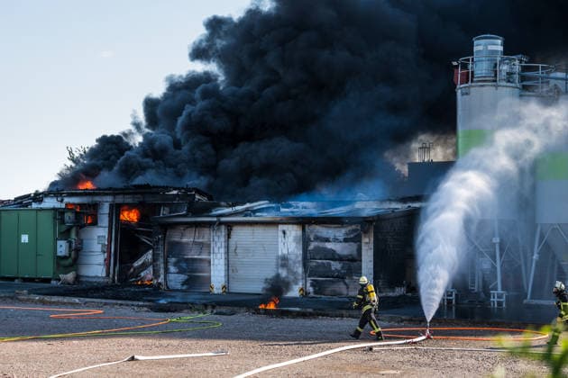 Großbrand in Industriebetrieb mehrere Gebäude in Vollbrand Anwohner evakuiert rund 200 Einsatzkräfte im Einsatz Am 02.08.2026 kam es gegen 16:30 Uhr zu einem Großbrand in einem Industriebetrieb in Sprendlingen-Gensingen, Ortsteil Sprendlingen. Mehrere Gebäude eines kunststoffverarbeitenden Betriebs in der Gau-Bickelheimer Straße stehen in Vollbrand, Flammen schlugen meterhoch aus dem Gebäude. Die Feuerwehr befindet sich im Großeinsatz, unterstützt von Einheiten des Katastrophenschutzes, THW und Polizei. Angrenzende Wohnhäuser wurden geräumt, die Bevölkerung wurde über Warnapps vor Geruchsbelästigung und Sichtbehinderungen gewarnt. Sprendlingen-Gensingen Sprendlingen Rheinland-Pfalz Deutschland *** Major Fire at Ind