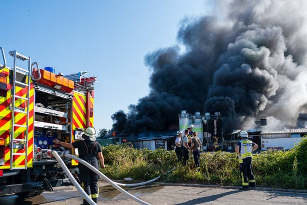 Großbrand in Industriebetrieb mehrere Gebäude in Vollbrand Anwohner evakuiert rund 200 Einsatzkräfte im Einsatz Am 02.08.2026 kam es gegen 16:30 Uhr zu einem Großbrand in einem Industriebetrieb in Sprendlingen-Gensingen, Ortsteil Sprendlingen. Mehrere Gebäude eines kunststoffverarbeitenden Betriebs in der Gau-Bickelheimer Straße stehen in Vollbrand, Flammen schlugen meterhoch aus dem Gebäude. Die Feuerwehr befindet sich im Großeinsatz, unterstützt von Einheiten des Katastrophenschutzes, THW und Polizei. Angrenzende Wohnhäuser wurden geräumt, die Bevölkerung wurde über Warnapps vor Geruchsbelästigung und Sichtbehinderungen gewarnt. Sprendlingen-Gensingen Sprendlingen Rheinland-Pfalz Deutschland *** Major Fire at Ind