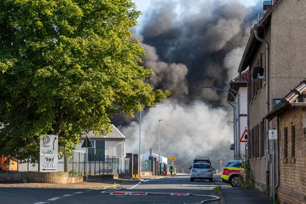 Großbrand in Industriebetrieb mehrere Gebäude in Vollbrand Anwohner evakuiert rund 200 Einsatzkräfte im Einsatz Am 02.08.2026 kam es gegen 16:30 Uhr zu einem Großbrand in einem Industriebetrieb in Sprendlingen-Gensingen, Ortsteil Sprendlingen. Mehrere Gebäude eines kunststoffverarbeitenden Betriebs in der Gau-Bickelheimer Straße stehen in Vollbrand, Flammen schlugen meterhoch aus dem Gebäude. Die Feuerwehr befindet sich im Großeinsatz, unterstützt von Einheiten des Katastrophenschutzes, THW und Polizei. Angrenzende Wohnhäuser wurden geräumt, die Bevölkerung wurde über Warnapps vor Geruchsbelästigung und Sichtbehinderungen gewarnt. Sprendlingen-Gensingen Sprendlingen Rheinland-Pfalz Deutschland *** Major Fire at Ind