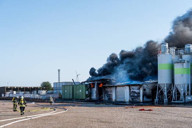 Großbrand in Industriebetrieb mehrere Gebäude in Vollbrand Anwohner evakuiert rund 200 Einsatzkräfte im Einsatz Am 02.08.2026 kam es gegen 16:30 Uhr zu einem Großbrand in einem Industriebetrieb in Sprendlingen-Gensingen, Ortsteil Sprendlingen. Mehrere Gebäude eines kunststoffverarbeitenden Betriebs in der Gau-Bickelheimer Straße stehen in Vollbrand, Flammen schlugen meterhoch aus dem Gebäude. Die Feuerwehr befindet sich im Großeinsatz, unterstützt von Einheiten des Katastrophenschutzes, THW und Polizei. Angrenzende Wohnhäuser wurden geräumt, die Bevölkerung wurde über Warnapps vor Geruchsbelästigung und Sichtbehinderungen gewarnt. Sprendlingen-Gensingen Sprendlingen Rheinland-Pfalz Deutschland *** Major Fire at Ind