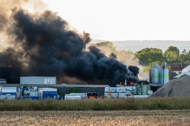 Großbrand in Industriebetrieb mehrere Gebäude in Vollbrand Anwohner evakuiert rund 200 Einsatzkräfte im Einsatz Am 02.08.2026 kam es gegen 16:30 Uhr zu einem Großbrand in einem Industriebetrieb in Sprendlingen-Gensingen, Ortsteil Sprendlingen. Mehrere Gebäude eines kunststoffverarbeitenden Betriebs in der Gau-Bickelheimer Straße stehen in Vollbrand, Flammen schlugen meterhoch aus dem Gebäude. Die Feuerwehr befindet sich im Großeinsatz, unterstützt von Einheiten des Katastrophenschutzes, THW und Polizei. Angrenzende Wohnhäuser wurden geräumt, die Bevölkerung wurde über Warnapps vor Geruchsbelästigung und Sichtbehinderungen gewarnt. Sprendlingen-Gensingen Sprendlingen Rheinland-Pfalz Deutschland *** Major Fire at Ind