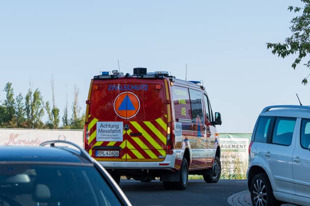 Großbrand in Industriebetrieb mehrere Gebäude in Vollbrand Anwohner evakuiert rund 200 Einsatzkräfte im Einsatz Am 02.08.2026 kam es gegen 16:30 Uhr zu einem Großbrand in einem Industriebetrieb in Sprendlingen-Gensingen, Ortsteil Sprendlingen. Mehrere Gebäude eines kunststoffverarbeitenden Betriebs in der Gau-Bickelheimer Straße stehen in Vollbrand, Flammen schlugen meterhoch aus dem Gebäude. Die Feuerwehr befindet sich im Großeinsatz, unterstützt von Einheiten des Katastrophenschutzes, THW und Polizei. Angrenzende Wohnhäuser wurden geräumt, die Bevölkerung wurde über Warnapps vor Geruchsbelästigung und Sichtbehinderungen gewarnt. Sprendlingen-Gensingen Sprendlingen Rheinland-Pfalz Deutschland *** Major Fire at Ind