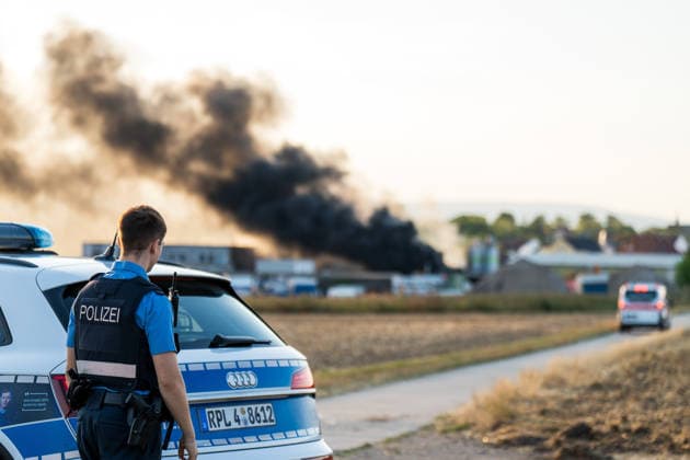 Großbrand in Industriebetrieb mehrere Gebäude in Vollbrand Anwohner evakuiert rund 200 Einsatzkräfte im Einsatz Am 02.08.2026 kam es gegen 16:30 Uhr zu einem Großbrand in einem Industriebetrieb in Sprendlingen-Gensingen, Ortsteil Sprendlingen. Mehrere Gebäude eines kunststoffverarbeitenden Betriebs in der Gau-Bickelheimer Straße stehen in Vollbrand, Flammen schlugen meterhoch aus dem Gebäude. Die Feuerwehr befindet sich im Großeinsatz, unterstützt von Einheiten des Katastrophenschutzes, THW und Polizei. Angrenzende Wohnhäuser wurden geräumt, die Bevölkerung wurde über Warnapps vor Geruchsbelästigung und Sichtbehinderungen gewarnt. Sprendlingen-Gensingen Sprendlingen Rheinland-Pfalz Deutschland *** Major Fire at Ind