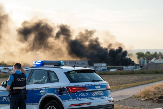 Großbrand in Industriebetrieb mehrere Gebäude in Vollbrand Anwohner evakuiert rund 200 Einsatzkräfte im Einsatz Am 02.08.2026 kam es gegen 16:30 Uhr zu einem Großbrand in einem Industriebetrieb in Sprendlingen-Gensingen, Ortsteil Sprendlingen. Mehrere Gebäude eines kunststoffverarbeitenden Betriebs in der Gau-Bickelheimer Straße stehen in Vollbrand, Flammen schlugen meterhoch aus dem Gebäude. Die Feuerwehr befindet sich im Großeinsatz, unterstützt von Einheiten des Katastrophenschutzes, THW und Polizei. Angrenzende Wohnhäuser wurden geräumt, die Bevölkerung wurde über Warnapps vor Geruchsbelästigung und Sichtbehinderungen gewarnt. Sprendlingen-Gensingen Sprendlingen Rheinland-Pfalz Deutschland *** Major Fire at Ind