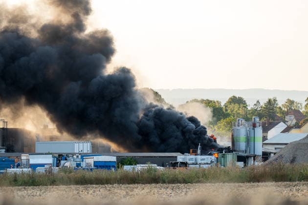 Großbrand in Industriebetrieb mehrere Gebäude in Vollbrand Anwohner evakuiert rund 200 Einsatzkräfte im Einsatz Am 02.08.2026 kam es gegen 16:30 Uhr zu einem Großbrand in einem Industriebetrieb in Sprendlingen-Gensingen, Ortsteil Sprendlingen. Mehrere Gebäude eines kunststoffverarbeitenden Betriebs in der Gau-Bickelheimer Straße stehen in Vollbrand, Flammen schlugen meterhoch aus dem Gebäude. Die Feuerwehr befindet sich im Großeinsatz, unterstützt von Einheiten des Katastrophenschutzes, THW und Polizei. Angrenzende Wohnhäuser wurden geräumt, die Bevölkerung wurde über Warnapps vor Geruchsbelästigung und Sichtbehinderungen gewarnt. Sprendlingen-Gensingen Sprendlingen Rheinland-Pfalz Deutschland *** Major Fire at Ind
