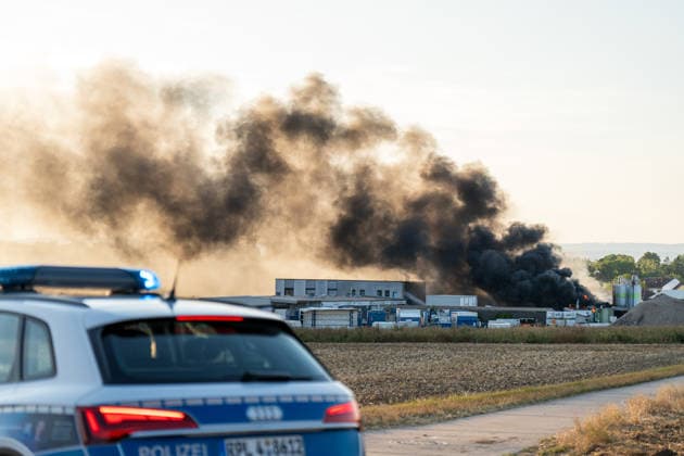 Großbrand in Industriebetrieb mehrere Gebäude in Vollbrand Anwohner evakuiert rund 200 Einsatzkräfte im Einsatz Am 02.08.2026 kam es gegen 16:30 Uhr zu einem Großbrand in einem Industriebetrieb in Sprendlingen-Gensingen, Ortsteil Sprendlingen. Mehrere Gebäude eines kunststoffverarbeitenden Betriebs in der Gau-Bickelheimer Straße stehen in Vollbrand, Flammen schlugen meterhoch aus dem Gebäude. Die Feuerwehr befindet sich im Großeinsatz, unterstützt von Einheiten des Katastrophenschutzes, THW und Polizei. Angrenzende Wohnhäuser wurden geräumt, die Bevölkerung wurde über Warnapps vor Geruchsbelästigung und Sichtbehinderungen gewarnt. Sprendlingen-Gensingen Sprendlingen Rheinland-Pfalz Deutschland *** Major Fire at Ind