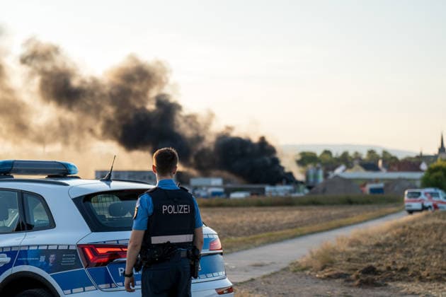 Großbrand in Industriebetrieb mehrere Gebäude in Vollbrand Anwohner evakuiert rund 200 Einsatzkräfte im Einsatz Am 02.08.2026 kam es gegen 16:30 Uhr zu einem Großbrand in einem Industriebetrieb in Sprendlingen-Gensingen, Ortsteil Sprendlingen. Mehrere Gebäude eines kunststoffverarbeitenden Betriebs in der Gau-Bickelheimer Straße stehen in Vollbrand, Flammen schlugen meterhoch aus dem Gebäude. Die Feuerwehr befindet sich im Großeinsatz, unterstützt von Einheiten des Katastrophenschutzes, THW und Polizei. Angrenzende Wohnhäuser wurden geräumt, die Bevölkerung wurde über Warnapps vor Geruchsbelästigung und Sichtbehinderungen gewarnt. Sprendlingen-Gensingen Sprendlingen Rheinland-Pfalz Deutschland *** Major Fire at Ind