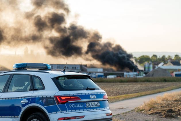 Großbrand in Industriebetrieb mehrere Gebäude in Vollbrand Anwohner evakuiert rund 200 Einsatzkräfte im Einsatz Am 02.08.2026 kam es gegen 16:30 Uhr zu einem Großbrand in einem Industriebetrieb in Sprendlingen-Gensingen, Ortsteil Sprendlingen. Mehrere Gebäude eines kunststoffverarbeitenden Betriebs in der Gau-Bickelheimer Straße stehen in Vollbrand, Flammen schlugen meterhoch aus dem Gebäude. Die Feuerwehr befindet sich im Großeinsatz, unterstützt von Einheiten des Katastrophenschutzes, THW und Polizei. Angrenzende Wohnhäuser wurden geräumt, die Bevölkerung wurde über Warnapps vor Geruchsbelästigung und Sichtbehinderungen gewarnt. Sprendlingen-Gensingen Sprendlingen Rheinland-Pfalz Deutschland *** Major Fire at Ind