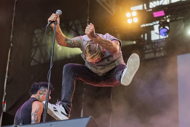 Donots spielen Kiddie Slam Open Air auf dem Kunst!Rasen in Bonn Die Ibbenbürener Punkrock-Band Donots um Sänger Ingo KNOLLMANN geben beim Kiddie Slam Open Air auf dem Kunst!Rasen in Bonn ein eigens für Kinder konzipiertes Konzert: Die jungen Fans haben einen eigenen Bereich direkt vor der Bühne, Eltern und weitere Erwachsene stehen daneben und dahinter. Bonn Nordrhein-Westfalen Deutschland *** Donots are performing at the Kiddie Slam Open Air on the Kunst Rasen in Bonn. The Ibbenbüren-based punk rock band Donots, led by singer Ingo KNOLLMANN, is putting on a concert at the Kiddie Slam Open Air on the Kunst Rasen in Bonn that’s designed specifically for children. The young fans have their own area right in front of the stage, whil Copyright: xMarcxJohnx