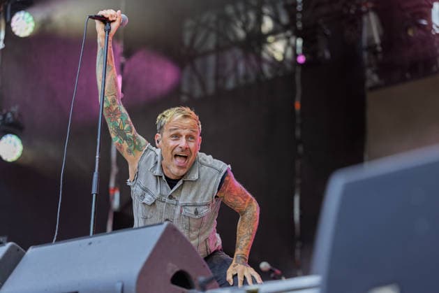 Donots spielen Kiddie Slam Open Air auf dem Kunst!Rasen in Bonn Die Ibbenbürener Punkrock-Band Donots um Sänger Ingo KNOLLMANN geben beim Kiddie Slam Open Air auf dem Kunst!Rasen in Bonn ein eigens für Kinder konzipiertes Konzert: Die jungen Fans haben einen eigenen Bereich direkt vor der Bühne, Eltern und weitere Erwachsene stehen daneben und dahinter. Bonn Nordrhein-Westfalen Deutschland *** Donots are performing at the Kiddie Slam Open Air on the Kunst Rasen in Bonn. The Ibbenbüren-based punk rock band Donots, led by singer Ingo KNOLLMANN, is putting on a concert at the Kiddie Slam Open Air on the Kunst Rasen in Bonn that’s designed specifically for children. The young fans have their own area right in front of the stage, whil Copyright: xMarcxJohnx