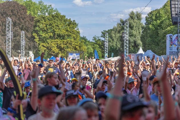Donots spielen Kiddie Slam Open Air auf dem Kunst!Rasen in Bonn Die Ibbenbürener Punkrock-Band Donots um Sänger Ingo KNOLLMANN geben beim Kiddie Slam Open Air auf dem Kunst!Rasen in Bonn ein eigens für Kinder konzipiertes Konzert: Die jungen Fans haben einen eigenen Bereich direkt vor der Bühne, Eltern und weitere Erwachsene stehen daneben und dahinter. Bonn Nordrhein-Westfalen Deutschland *** Donots are performing at the Kiddie Slam Open Air on the Kunst Rasen in Bonn. The Ibbenbüren-based punk rock band Donots, led by singer Ingo KNOLLMANN, is giving a concert at the Kiddie Slam Open Air on the Kunst Rasen in Bonn that’s designed specifically for children. The young fans have their own area right in front of the stage, while pa Copyright: xMarcxJohnx