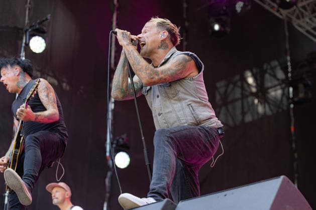 Donots spielen Kiddie Slam Open Air auf dem Kunst!Rasen in Bonn Die Ibbenbürener Punkrock-Band Donots um Sänger Ingo KNOLLMANN geben beim Kiddie Slam Open Air auf dem Kunst!Rasen in Bonn ein eigens für Kinder konzipiertes Konzert: Die jungen Fans haben einen eigenen Bereich direkt vor der Bühne, Eltern und weitere Erwachsene stehen daneben und dahinter. Bonn Nordrhein-Westfalen Deutschland *** Donots are performing at the Kiddie Slam Open Air on the Kunst Rasen in Bonn. The Ibbenbüren-based punk rock band Donots, led by singer Ingo KNOLLMANN, is giving a concert at the Kiddie Slam Open Air on the Kunst Rasen in Bonn that’s designed specifically for children. The young fans have their own area right in front of the stage, while pa Copyright: xMarcxJohnx