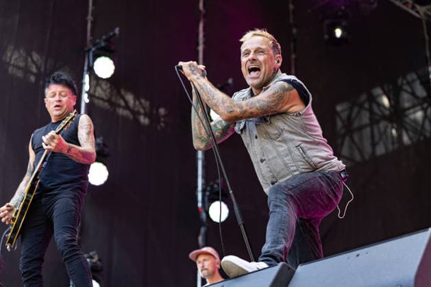 Donots spielen Kiddie Slam Open Air auf dem Kunst!Rasen in Bonn Guido und Ingo Kollmann - Die Ibbenbürener Punkrock-Band Donots um Sänger Ingo KNOLLMANN geben beim Kiddie Slam Open Air auf dem Kunst!Rasen in Bonn ein eigens für Kinder konzipiertes Konzert: Die jungen Fans haben einen eigenen Bereich direkt vor der Bühne, Eltern und weitere Erwachsene stehen daneben und dahinter. Bonn Nordrhein-Westfalen Deutschland *** The Donots are performing at the Kiddie Slam Open Air on the Kunst Rasen in Bonn. Guido and Ingo Kollmann. The Ibbenbüren-based punk rock band The Donots, led by singer Ingo KNOLLMANN, are giving a concert at the Kiddie Slam Open Air on the Kunst Rasen in Bonn that’s designed specifically for children. The young fa Copyright: xMarcxJohnx