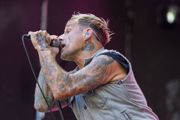 Donots spielen Kiddie Slam Open Air auf dem Kunst!Rasen in Bonn Die Ibbenbürener Punkrock-Band Donots um Sänger Ingo KNOLLMANN geben beim Kiddie Slam Open Air auf dem Kunst!Rasen in Bonn ein eigens für Kinder konzipiertes Konzert: Die jungen Fans haben einen eigenen Bereich direkt vor der Bühne, Eltern und weitere Erwachsene stehen daneben und dahinter. Bonn Nordrhein-Westfalen Deutschland *** Donots are performing at the Kiddie Slam Open Air on the Kunst Rasen in Bonn. The Ibbenbüren-based punk rock band Donots, led by singer Ingo KNOLLMANN, is putting on a concert at the Kiddie Slam Open Air on the Kunst Rasen in Bonn that’s designed specifically for children. The young fans have their own area right in front of the stage, whil Copyright: xMarcxJohnx